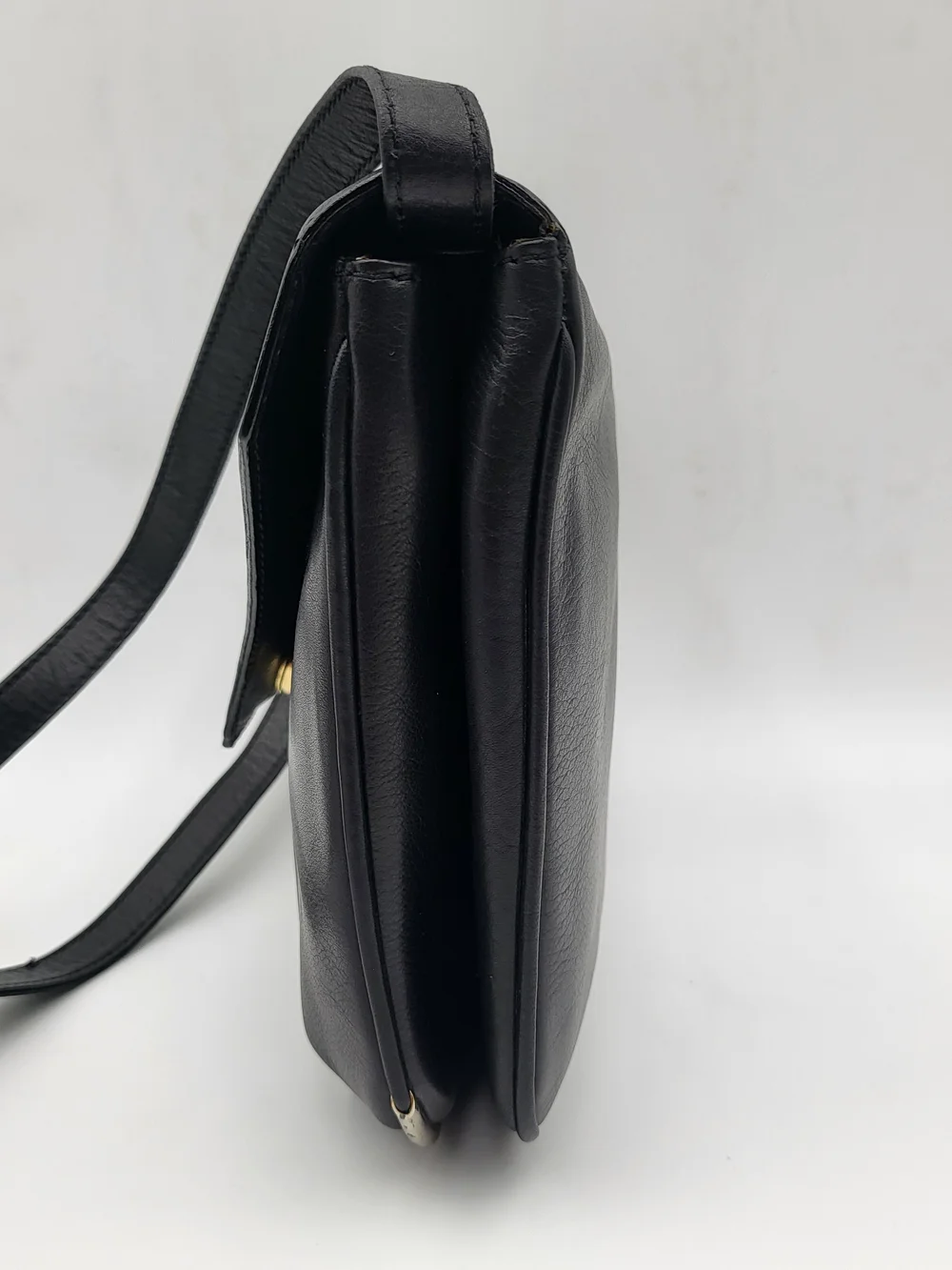 Celine Supple Besace Triomphe Calfskin Leather Medium crossbody bag. Auth w/COA,